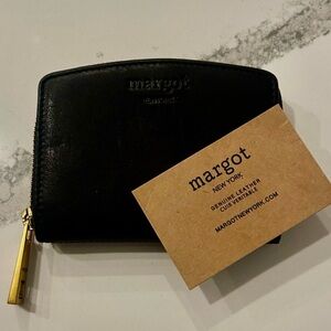 EUC margot Gina Compact In Black Leather Zip Card Wallet Gold HW